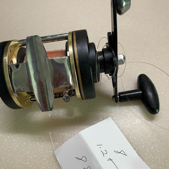 Shakespeare Tidewater 30L Fishing Reel 20lb Ball Bearing - Picture 4 of 6